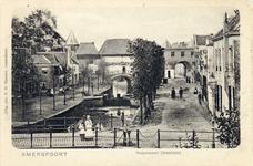 12801 Gezicht op het Spui en op de achtergrond de Koppelpoort te Amersfoort uit het zuidoosten; met links het Kleine ...